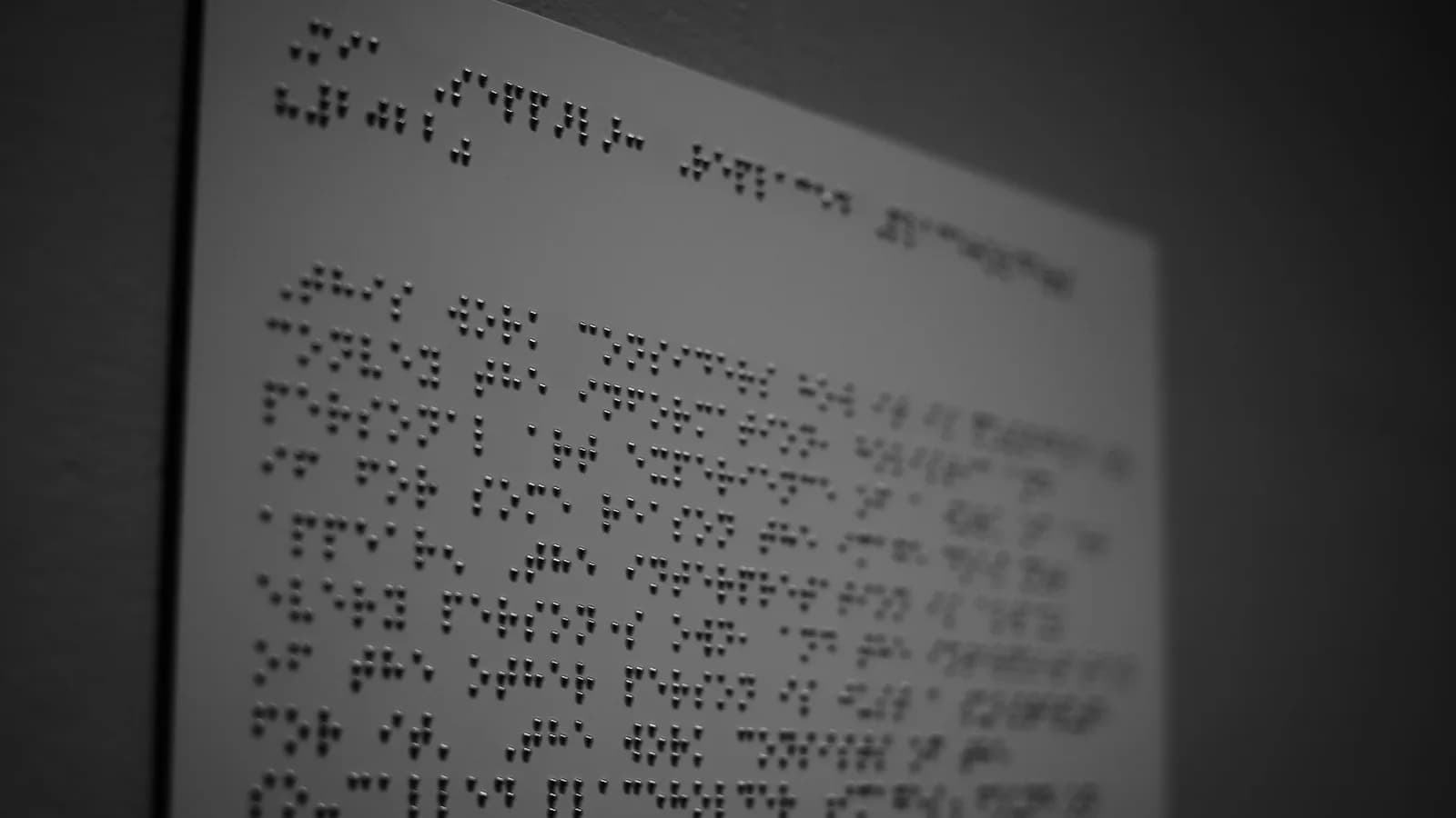 Kabartma Braille yazısıyla basılmış bir sayfa, yakın plan