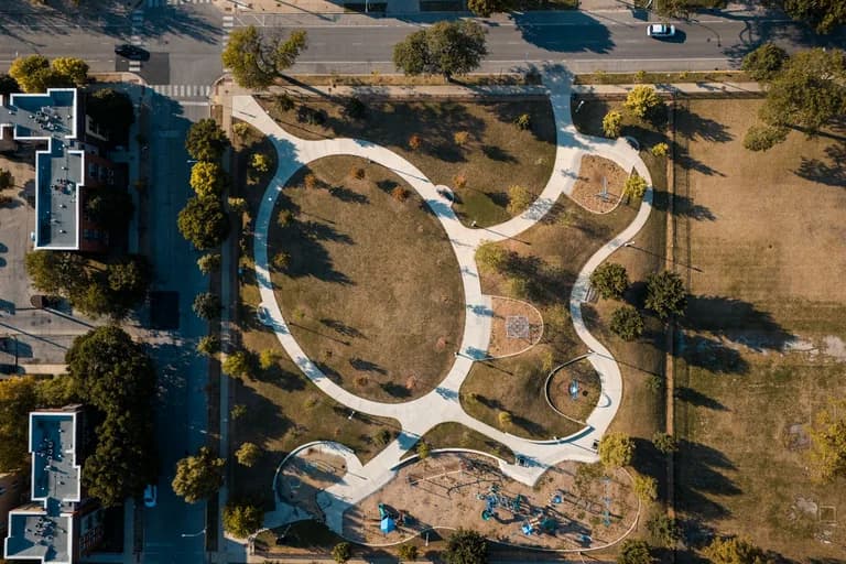 Kent içindeki bir parkın havadan görünümü
