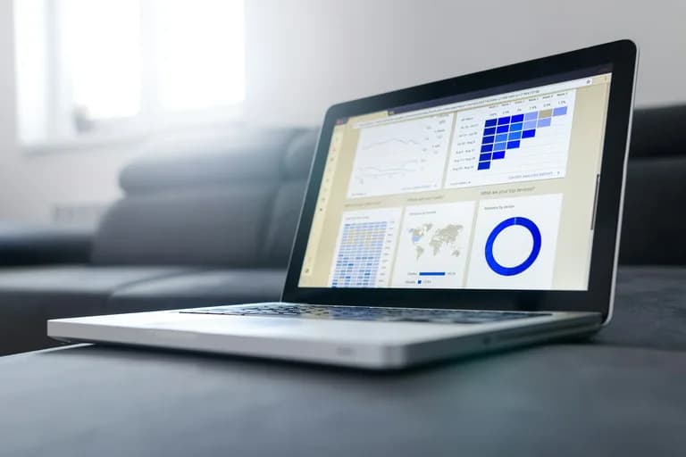 Dizüstü bilgisayar ekranında grafik ve tablolardan oluşan veri paneli