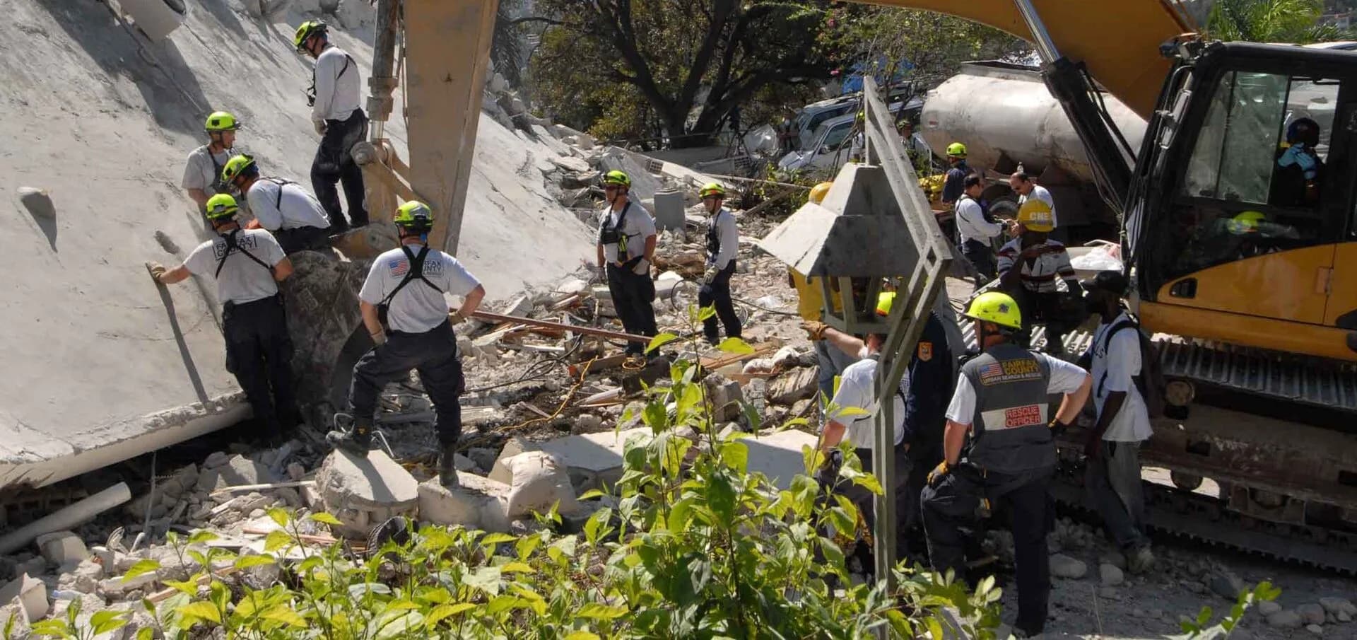 Enkaz alanında çalışan arama kurtarma ekibi