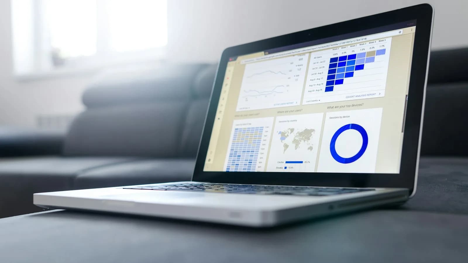 Dizüstü bilgisayar ekranında grafik ve tablolardan oluşan veri paneli